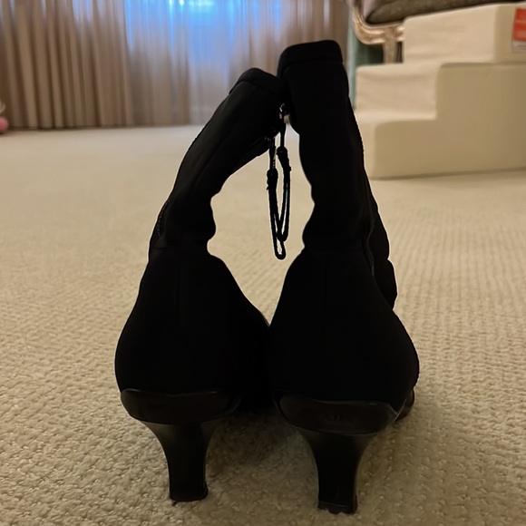 Prada , fabric outside, leather inside, size9, heel 2.5 - Picture 5 of 6